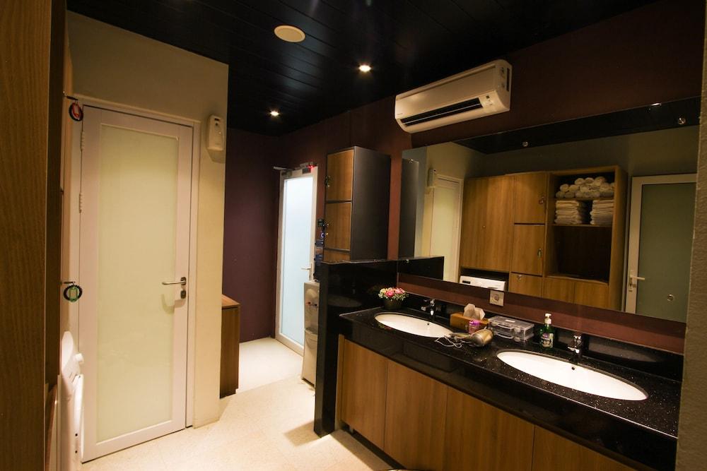 Kuretakeso Kemang Hotel Джакарта Экстерьер фото